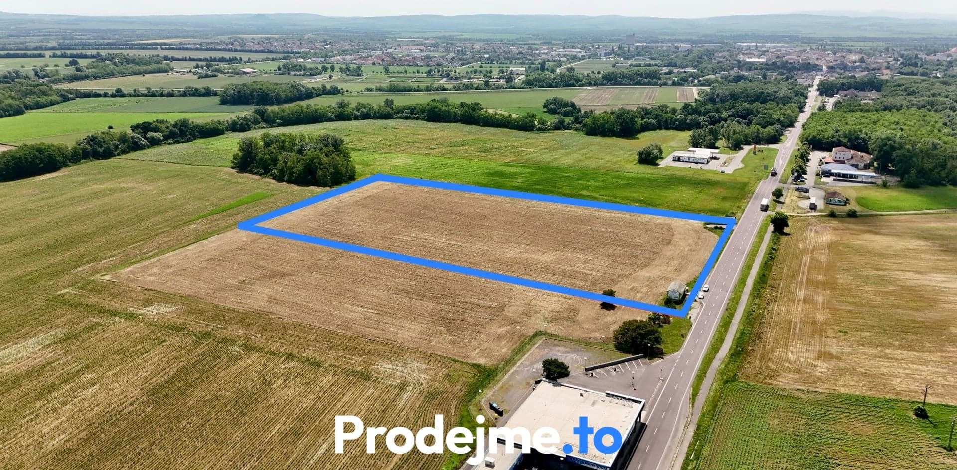 Prodej komerčního pozemku 35 000 m² - Hevlín