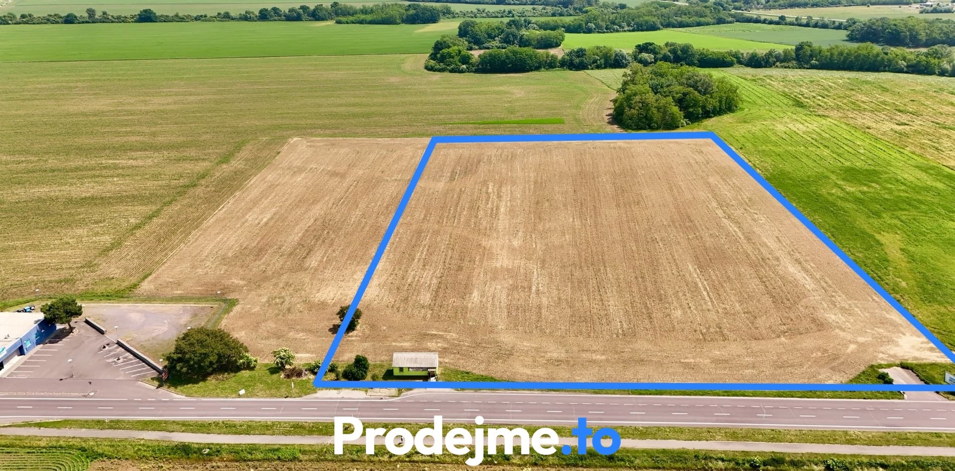 Prodej komerčního pozemku 35 000 m² - Hevlín