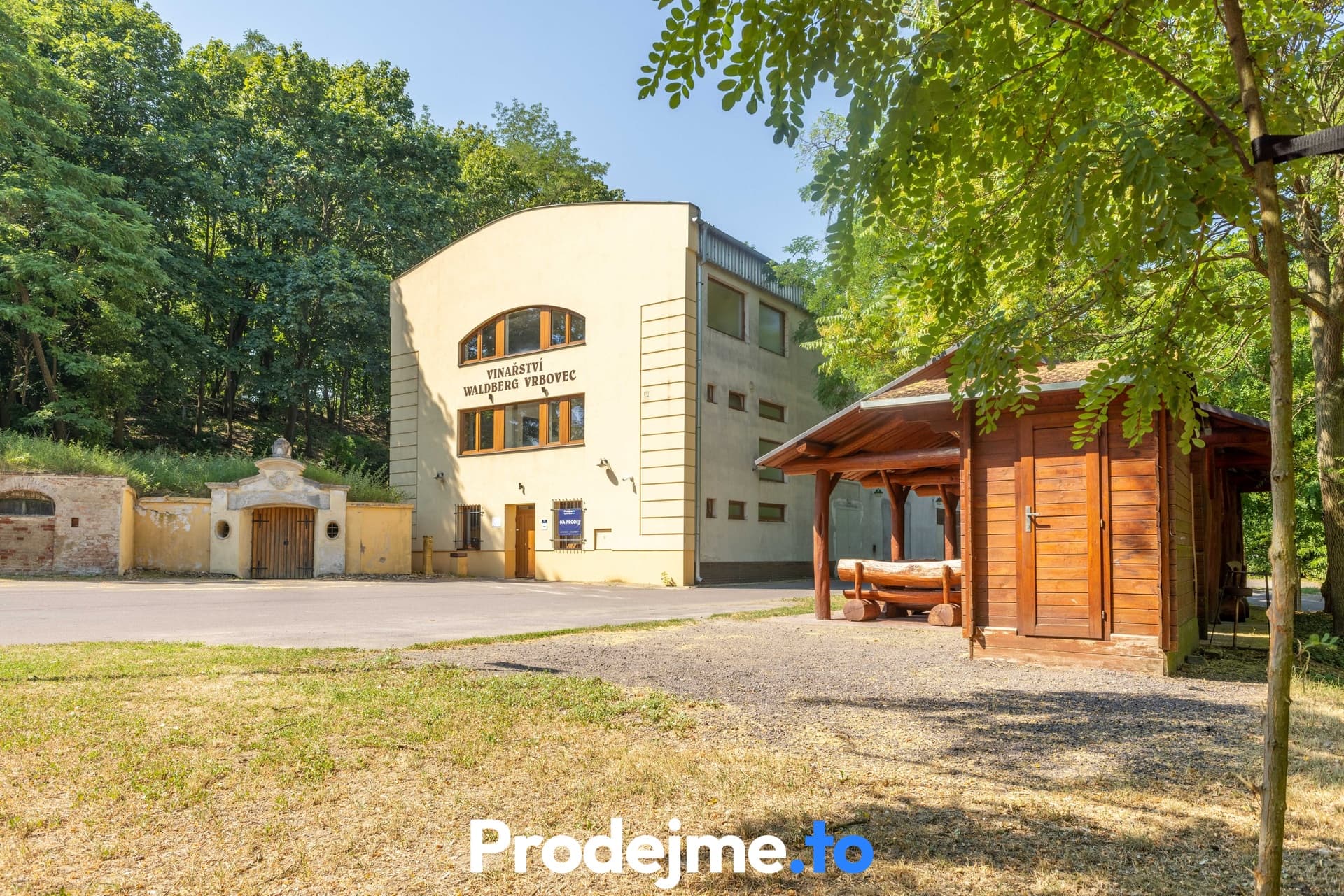 Prodej vinařského areálu + historický sklep z roku 1770 - Chvalovice u Znojma