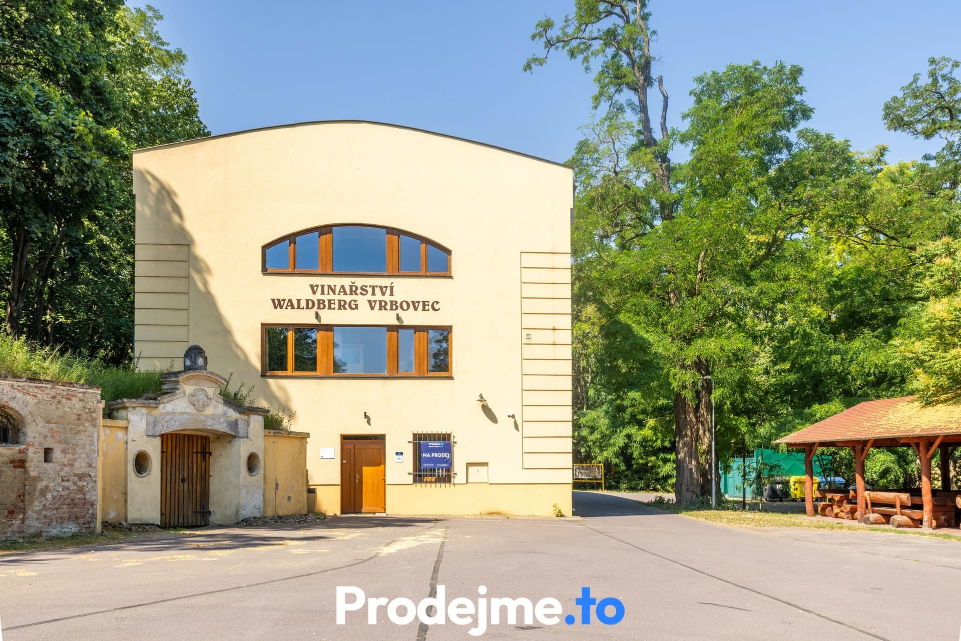 Prodej vinařského areálu + historický sklep z roku 1770 - Chvalovice u Znojma