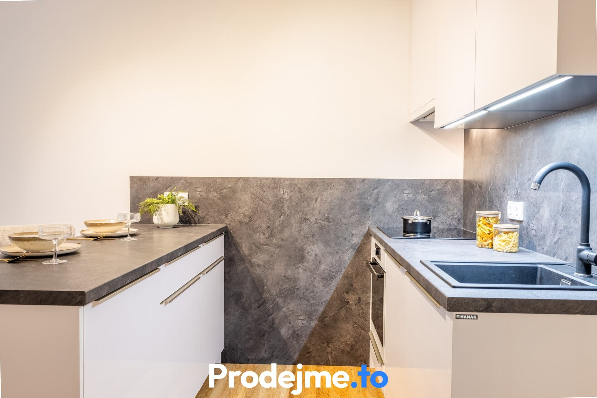 Pronájem bytu 2+1, 58 m² - Bieblova, Praha - Smíchov
